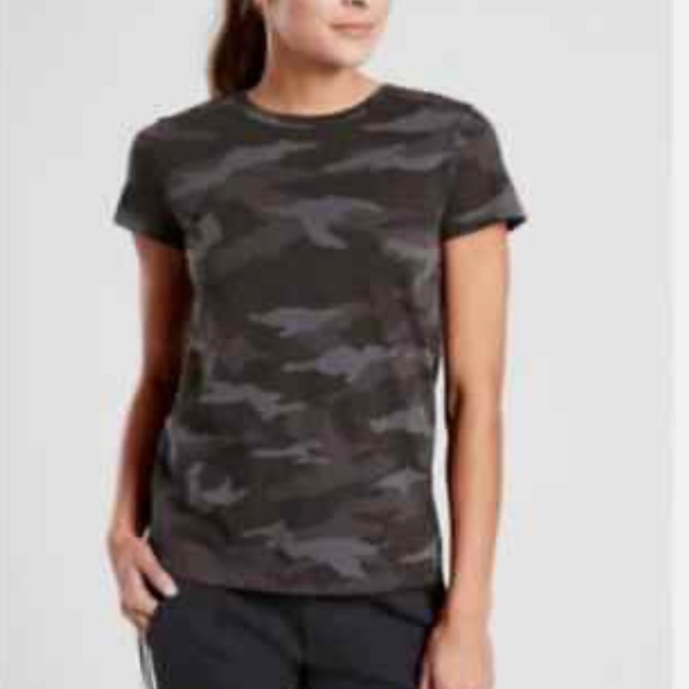Athleta Organic Daily Camo Crew short sleeve charcoal and black short sleeve top